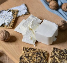  لبنیات | پنیر تهیه شده از شیر تازه بز